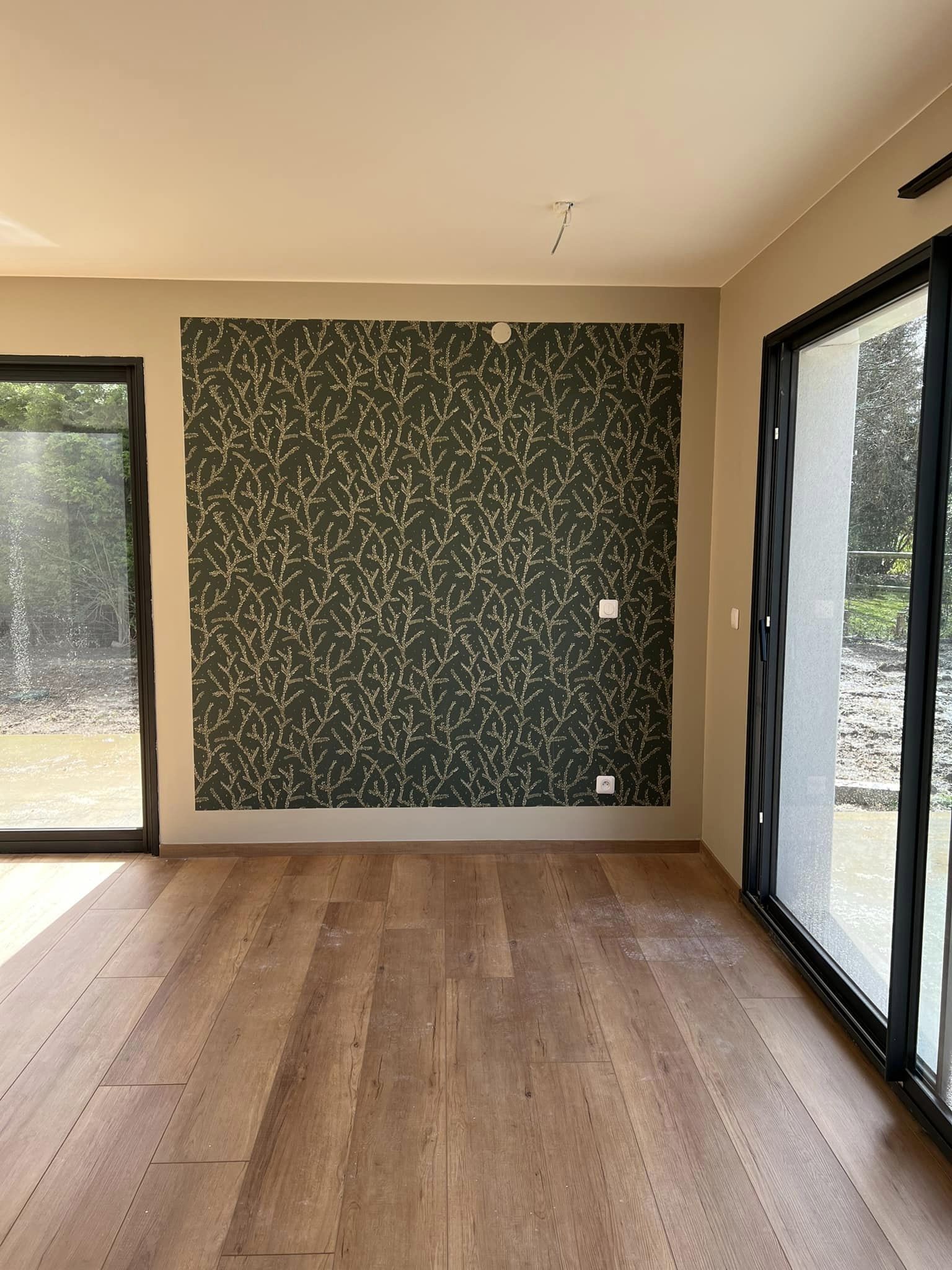 Intérieur peint avec décoration murale